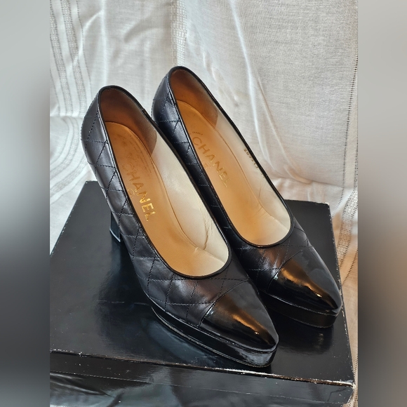 Authentic Vintage Chanel Patent Leather Quilted Pumps Heels Size 39.5 - Picture 2 of 16